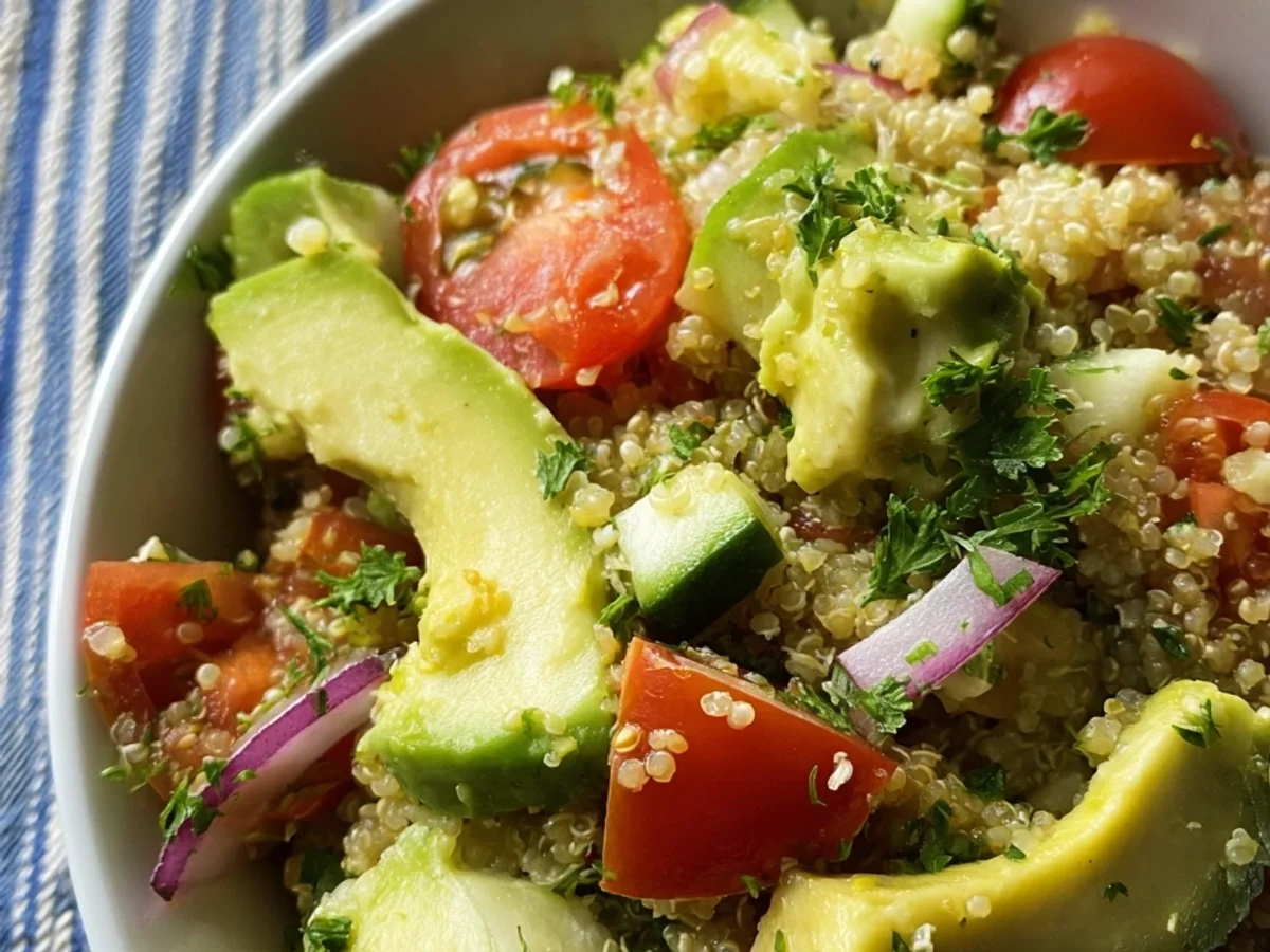Quinoa Avocado Salat mit Tomaten & Zitronendressing - Bild 2