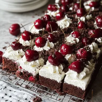 Schwarzwälder Kirschtorte vom Blech: Einfach & schnell